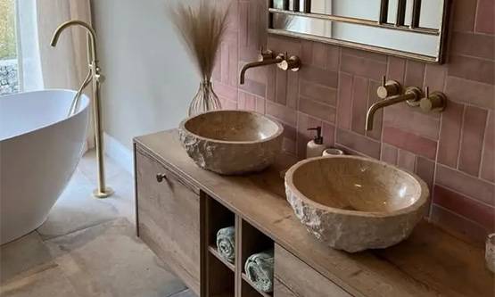 umivaonici i slavine za umivaonik u luksuznoj kupaonici